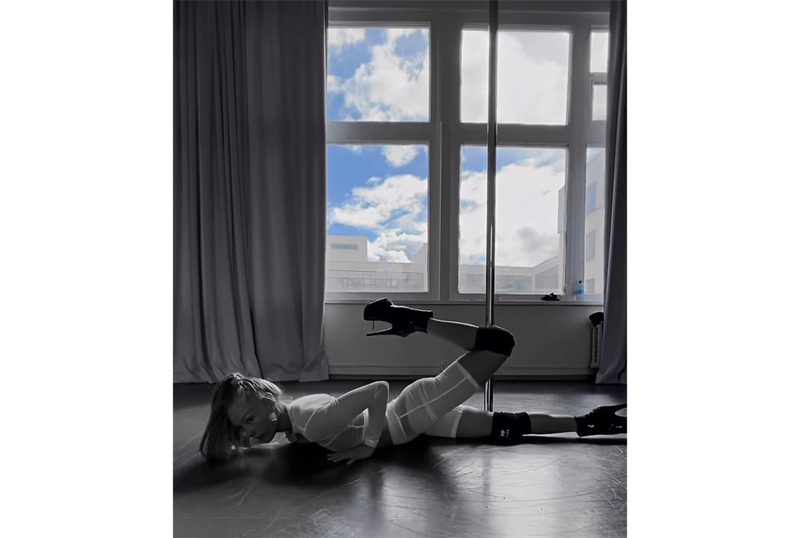 Актриса исполнила танец у пилона