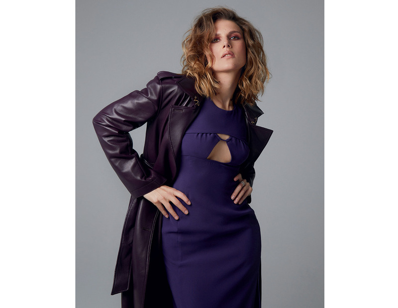 Кожаный плащ, Patrizia Pepe; платье, Yuliawave; кольцо из коллекции Miss Russia, серьги из коллекции Сlassic, все – Mercury