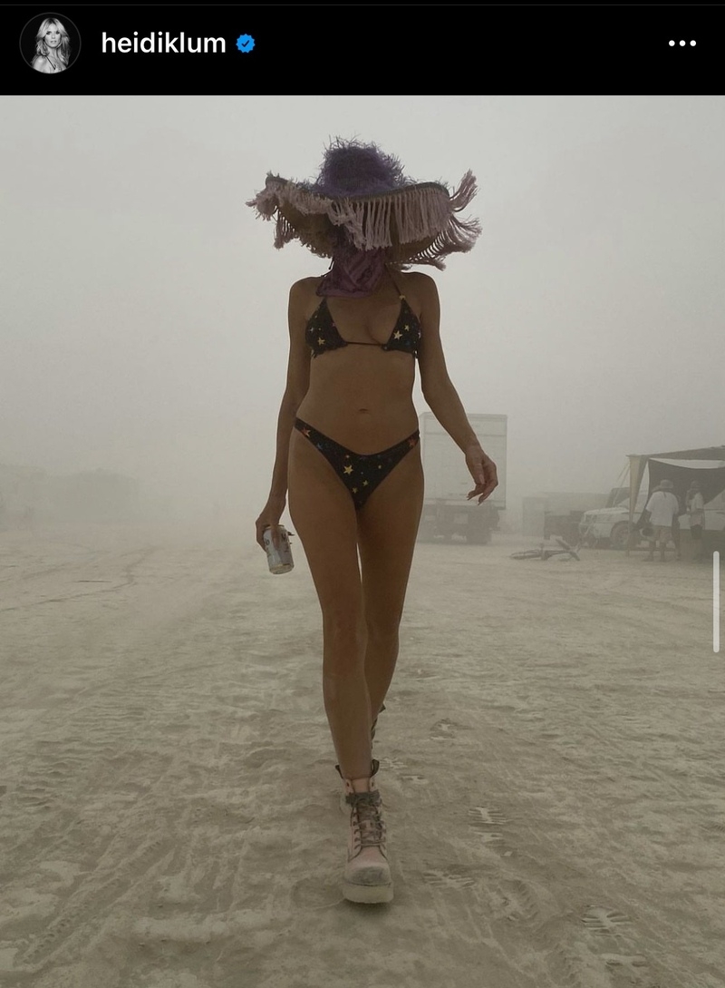 Модель вышла на публику в одном купальнике