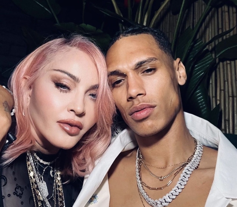 Певица со своим молодым возлюбленным