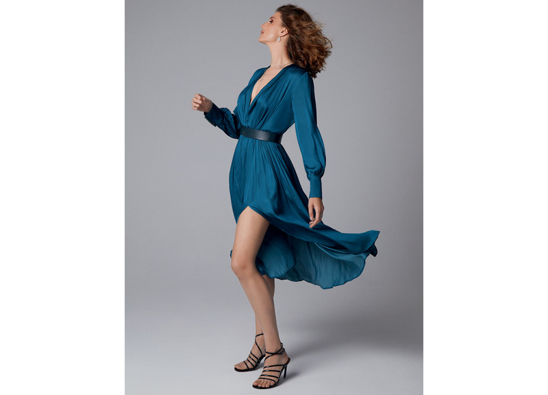 Платье, Georgio Armani; босоножки, Le silla; колье из коллекции Classic, кулон, серьги и кольцо из коллекции Miss Russia, все – Mercury