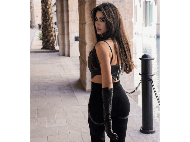 "Мне было девятнадцать. Это такой возраст, когда обращаешь внимание на внешность, харизматичность, чувство юмора"