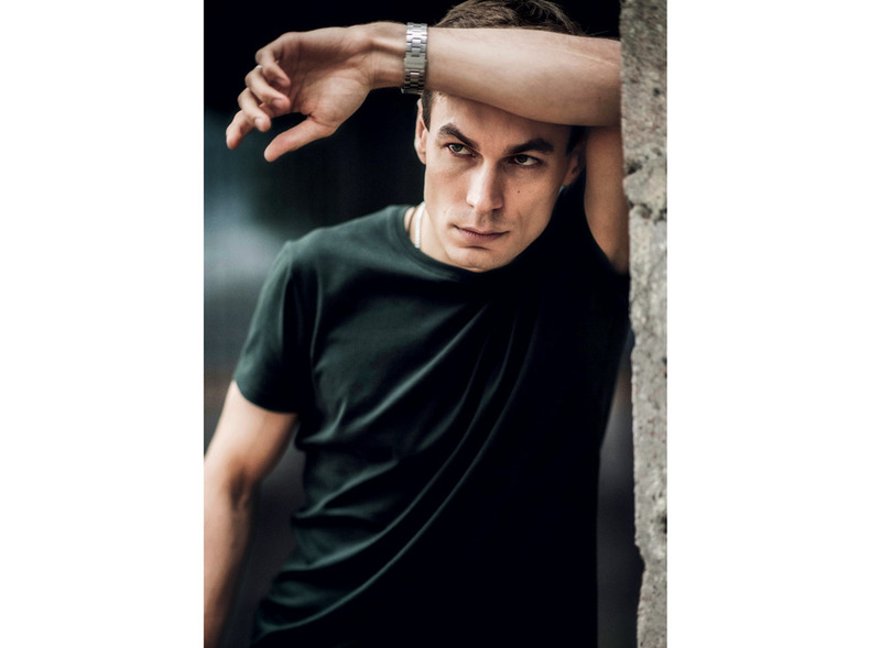 "Я никому словом не обмолвился о посещении военкомата. И уже стоя на перроне, позвонил однокурснице, сообщил, что отбываю в армию"