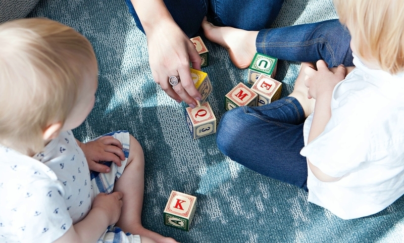 если все в порядке, ребенок должен активно пытаться с вами контактировать