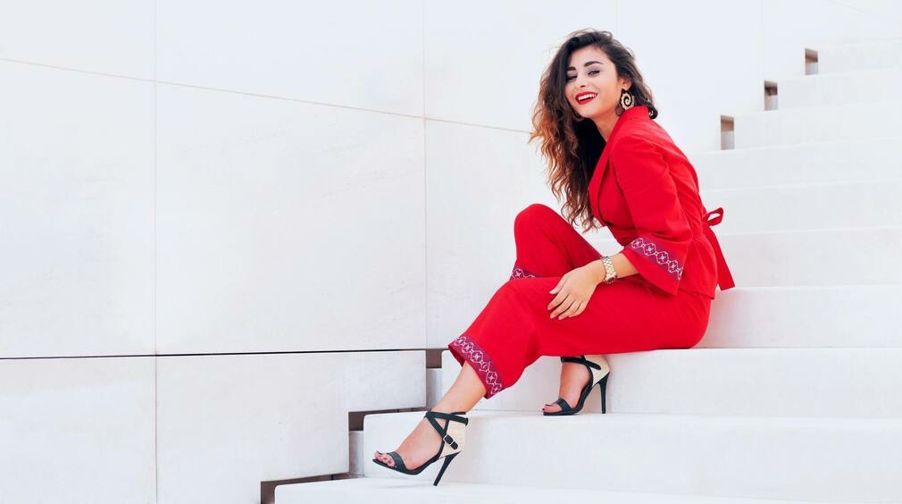 каким знакам "показан" красный цвет