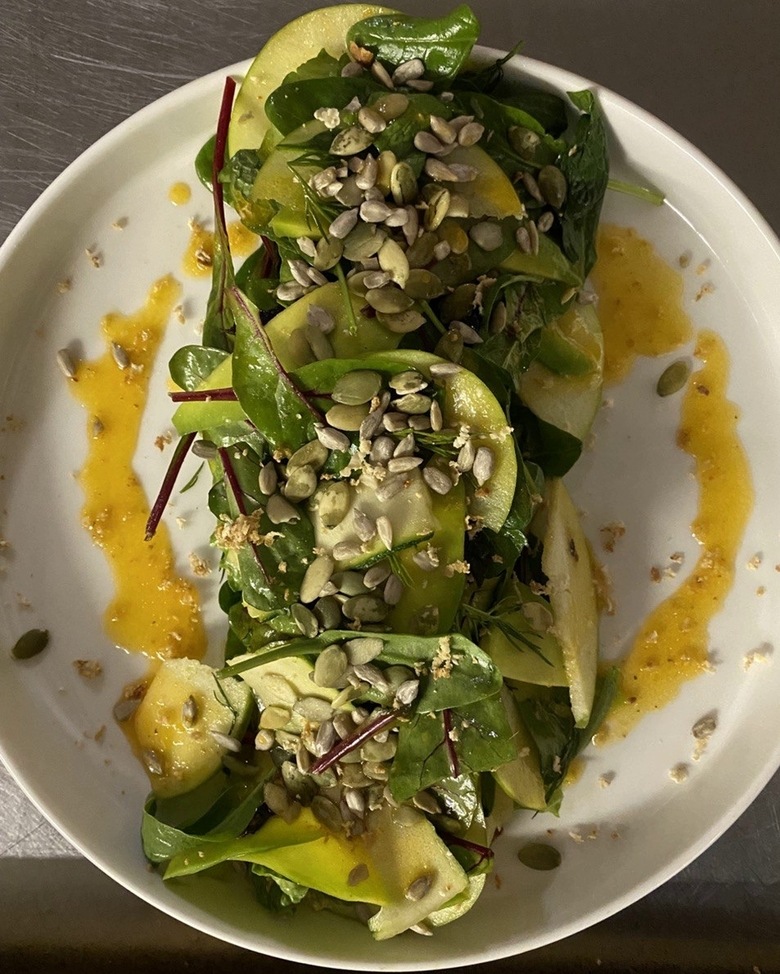 Зелёный салат с черносливом и семечками