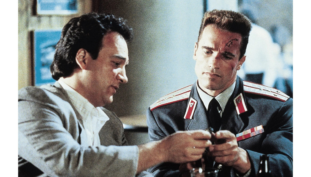 Джеймс Белуши и Арнольд Шварценеггер