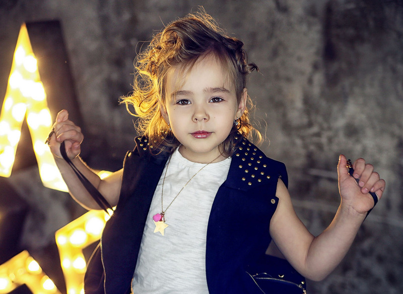 Младшая дочь Ника поет вместе с папой