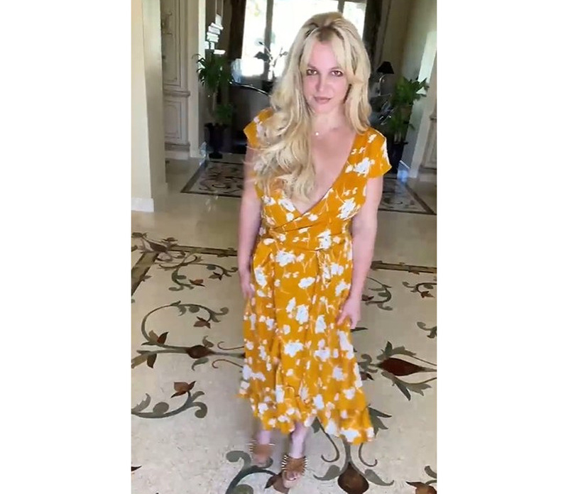 Звезда сняла видео в платье