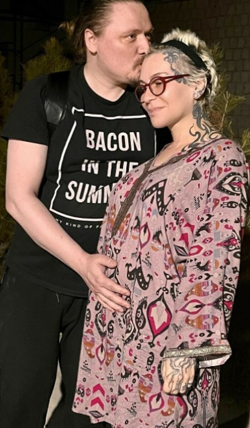 Певица показала свой округлившийся живот