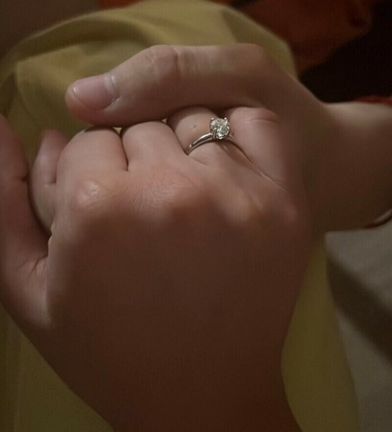 Знаменитость показала помолвочное кольцо