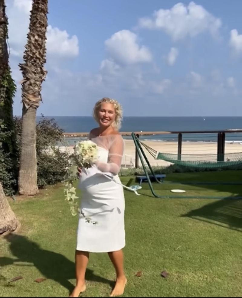 Звезда показала свое свадебное платье и букет невесты