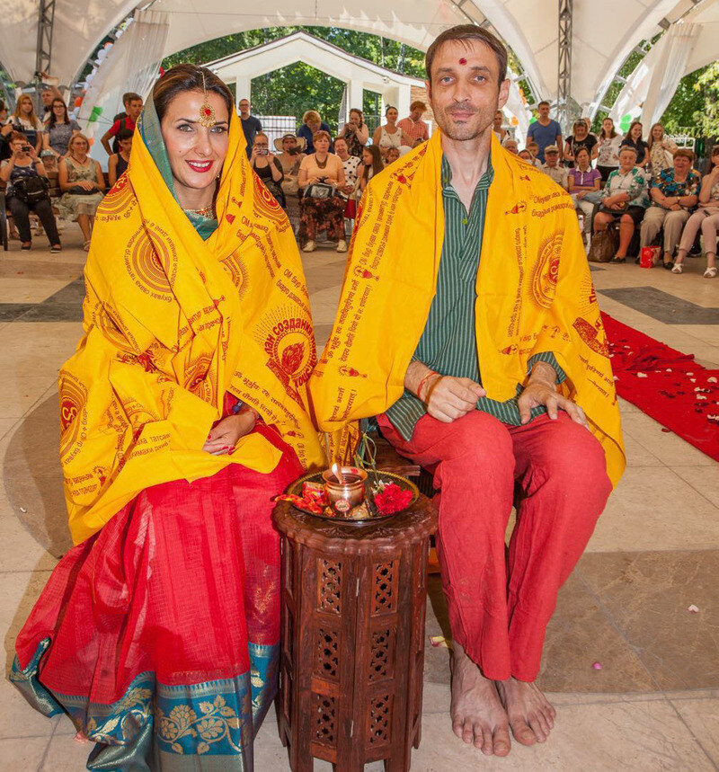 «Все действо проходит весело, с песнями и плясками»