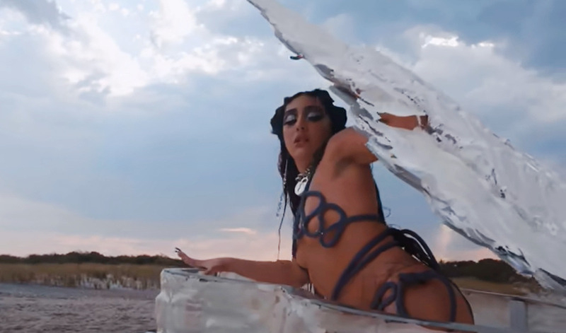 Лурдес выбрала сетку в качестве топа