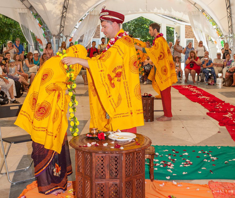 «Брахман читает молитвы, поет мантры, берет клятву с жениха и невесты. В конце венчального обряда он связывает руки молодых гирляндой из цветов. Это символизирует, что отныне и души двух людей связаны навеки»