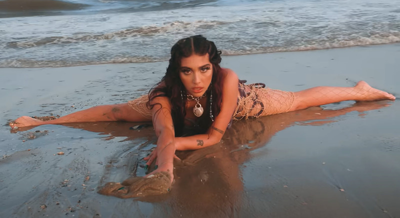 В клипе дочь Мадонны продемонстрировала шпагат