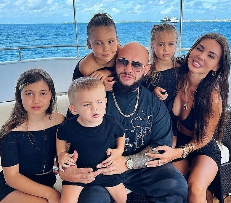 Джиган и Оксана Самойлова с детьми