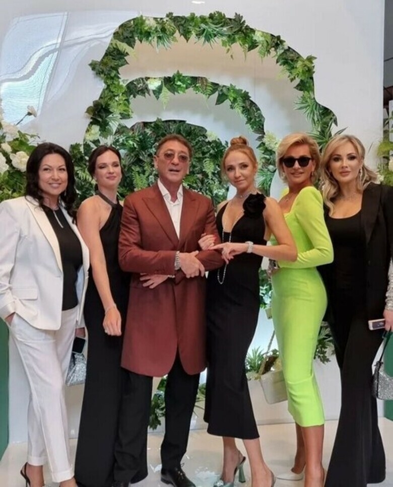 Лепс с прекрасными гостями, Татьяна Навка - справа от юбиляра