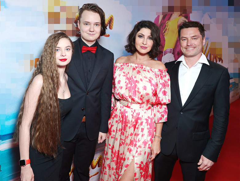 Анастасия Макеева с мужем Романом, его сыном и невестой