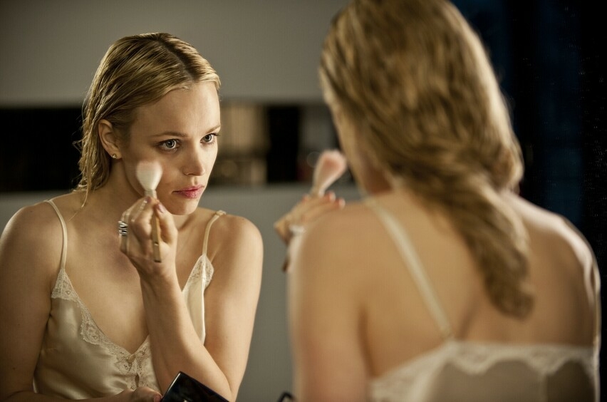 Девушка у зеркала