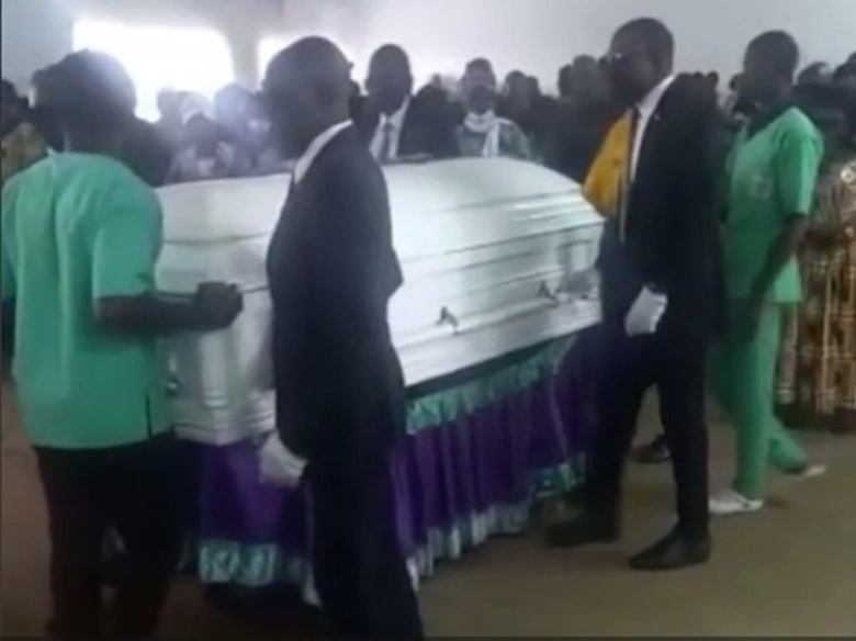 Спустя месяц Пьера Нарцисса похоронили в Африке