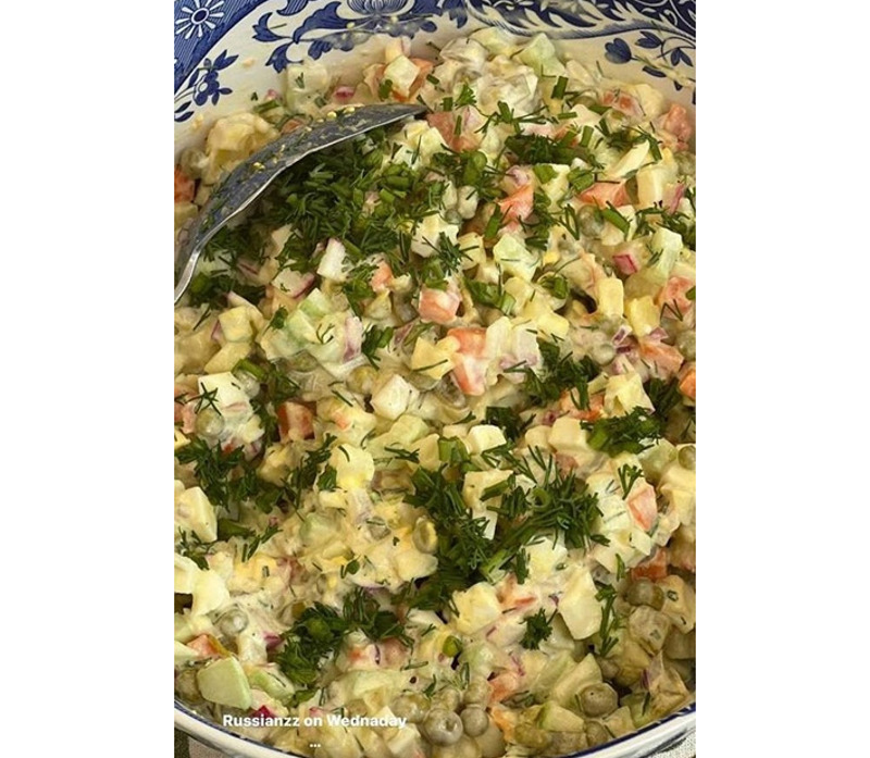 Западные пользователи Сети раскритиковали модель за ее подпись на фото с оливье