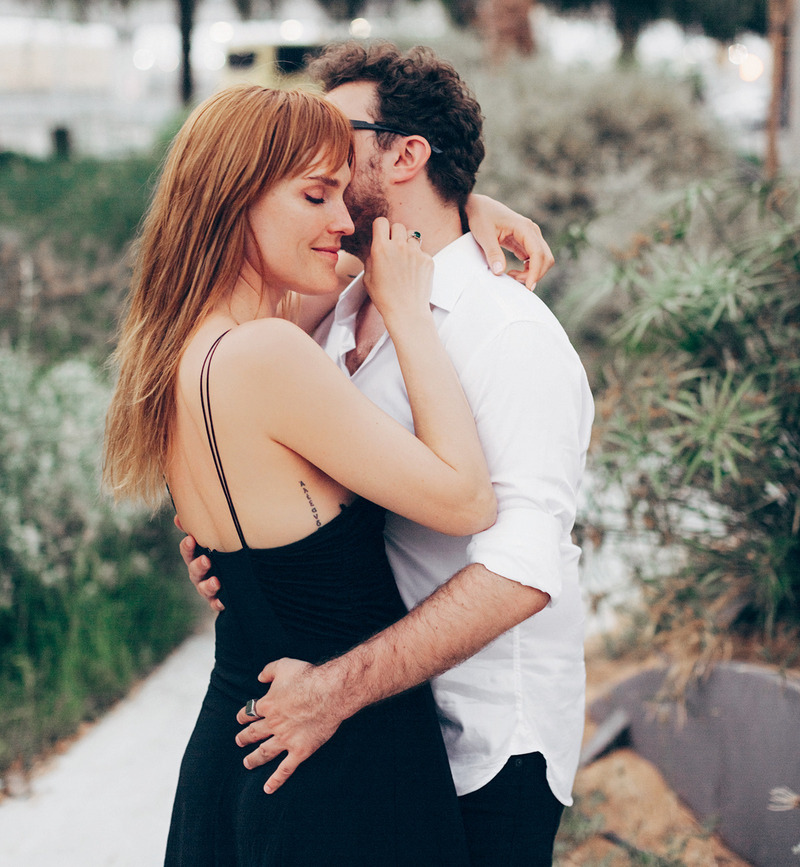 Пока пара просто расписалась в загсе, свадьбы у них еще не было, даже кольцами не обменялись – впереди много интересного