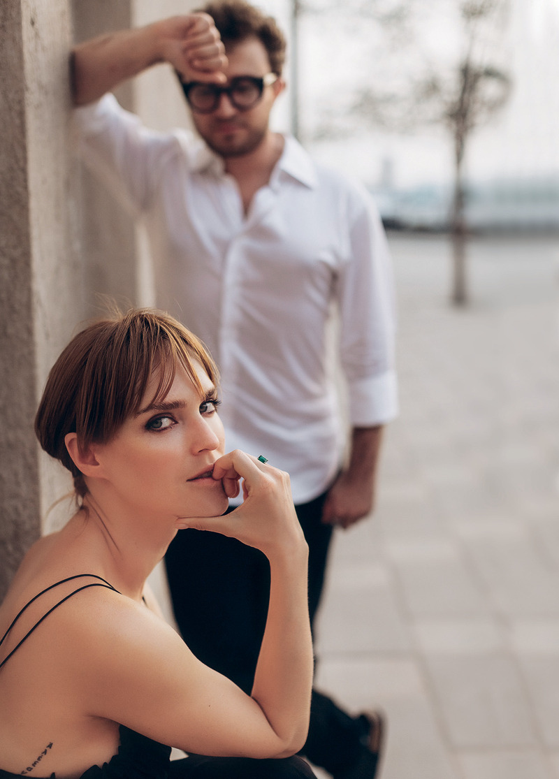 "Он сделал мне предложение прямо возле мусорки! Я стояла и думала: что со мной не так, где лепестки роз, где рояль в кустах?"