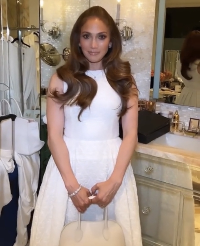 А позже переоделась в лаконичное платье-сарафан