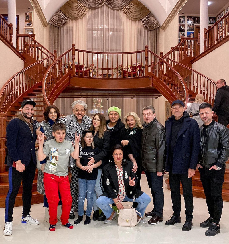 Гостиная певца оформлена в стиле итальянской неоклассики