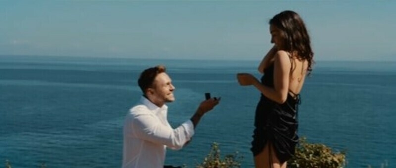 Певец встал на одно колено и вручил девушке кольцо