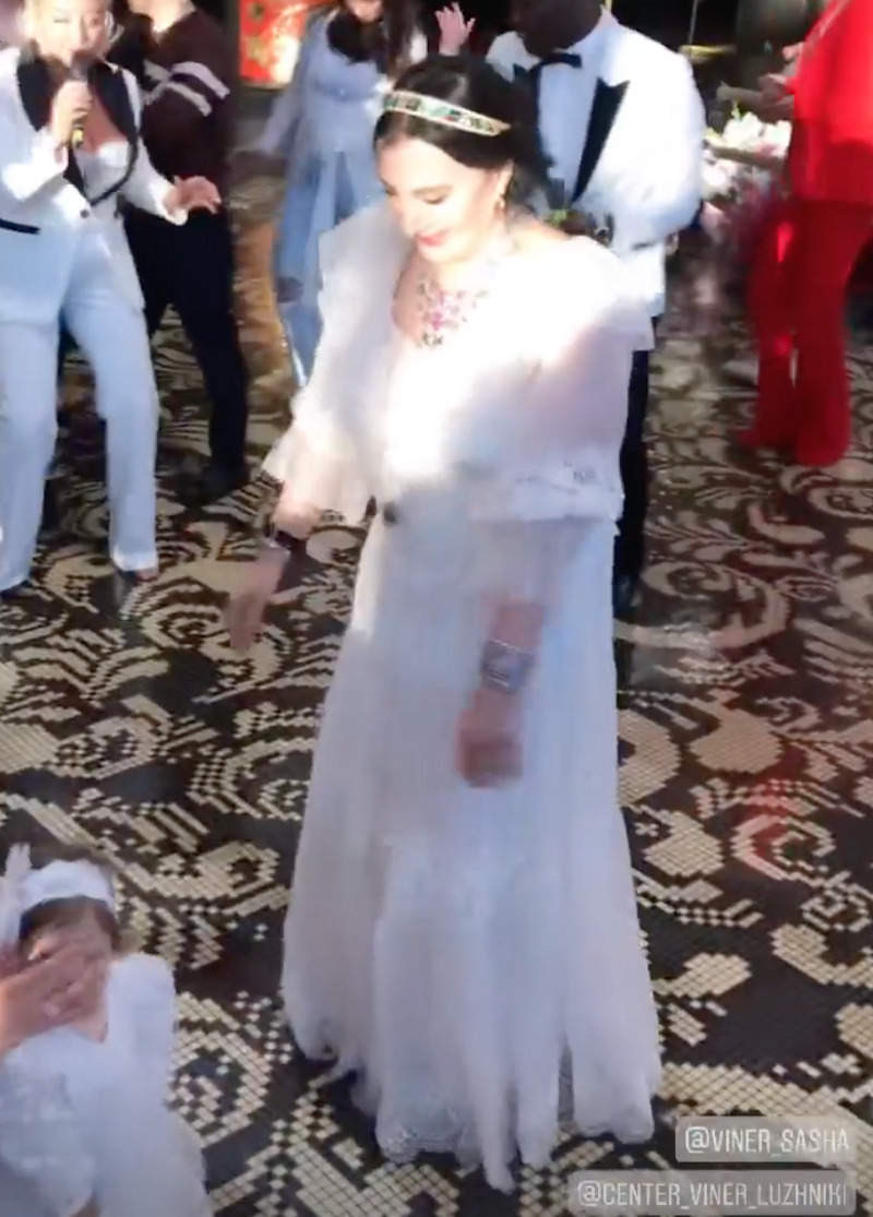 Для праздника Винер выбрала светлое платье в пол и тиару