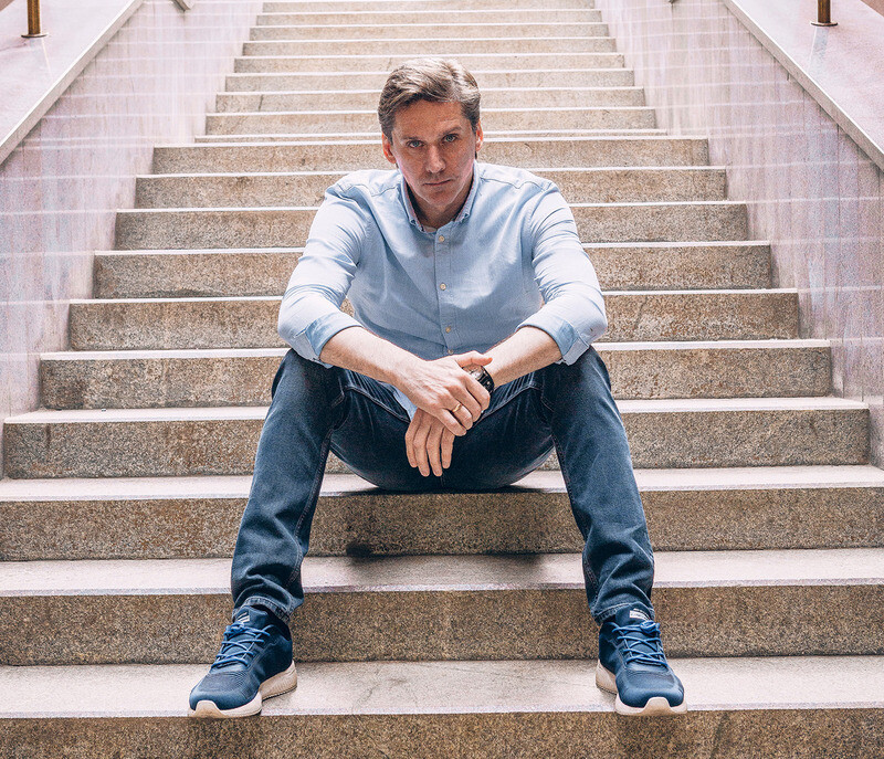 из-за маленького роста юрий вначале поступил на кукольное отделение, но за лето вырос на тринадцать сантиметров и перевелся