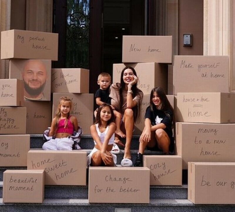 Бизнесвумен рада переезду в новый особняк