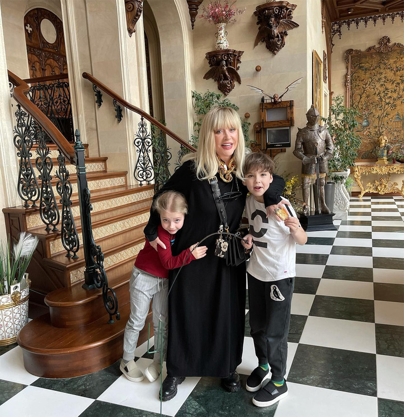 Рыцарь встречает каждого гостя Пугачевой и Галкина