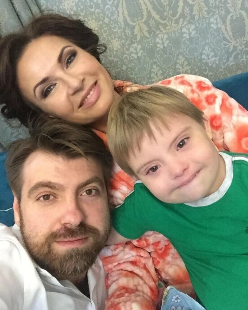 Эвелина Бледанс с семьей