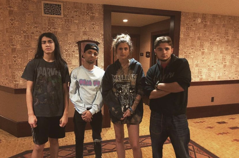 дети Майкла Джексона с другом семьи