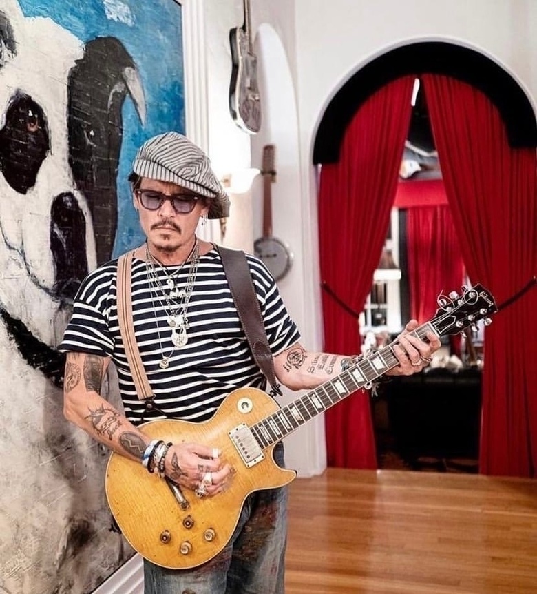 Джонни просто обожает аксессуары