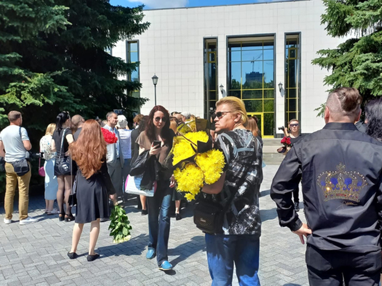 Фото субботним утром с места прощания с музыкантом
