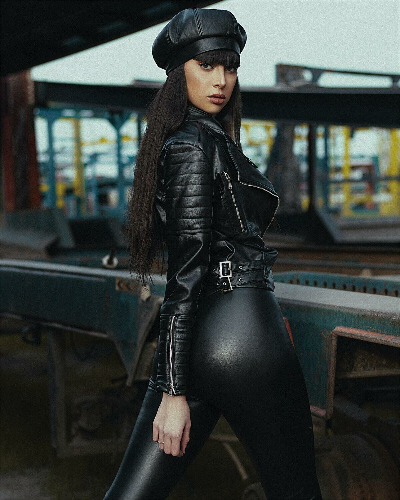 кожаные брюки могут критично сковывать движения