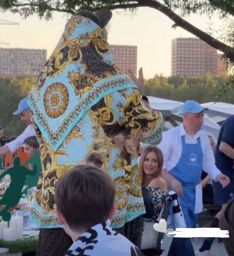 Певица пришла на торжество с дочерью Софией