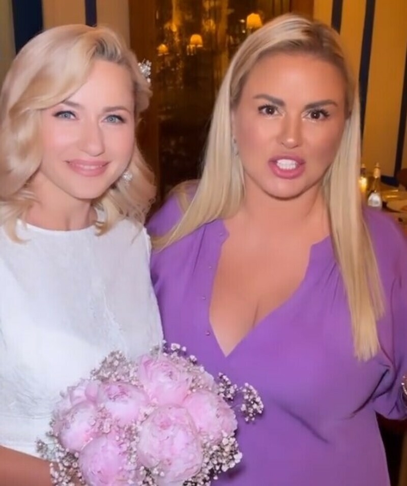 Певица вместе с женой брата