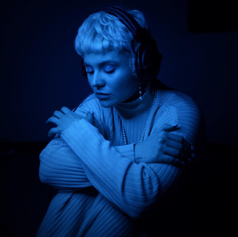 «Я всегда прошу не тратиться на цветы. Дорогое удовольствие на одну неделю. Лучше на эти деньги купить корм для приютских животных»