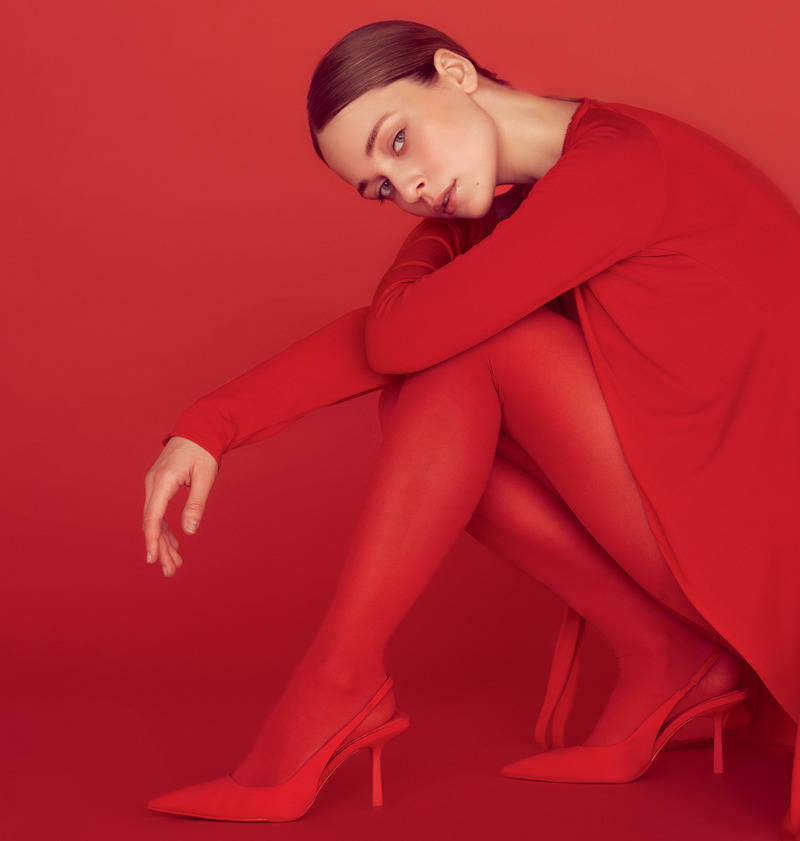 Актриса поет, пишет песни, играет на инструментах. А от стресса спасается скалолазанием и живописью