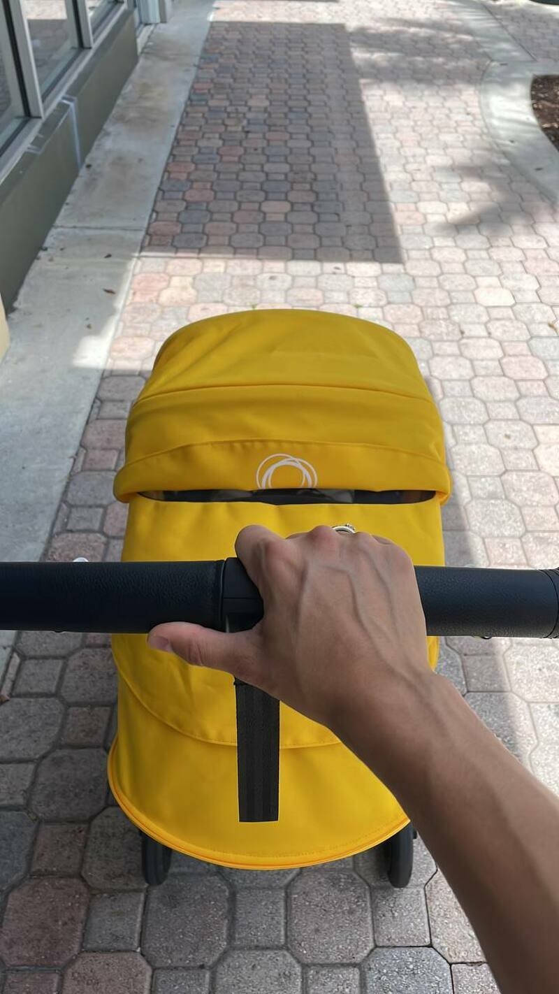 Звезда гуляет с коляской по городу