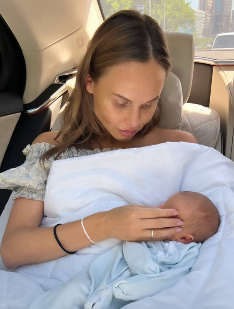 Надежда Санько показала фото с выписки из роддома