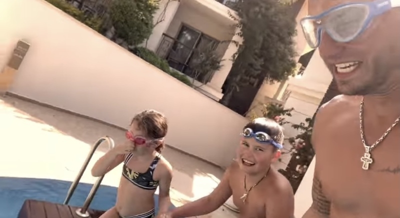 Актер показал, как проводит время с Мией и Тимофеем