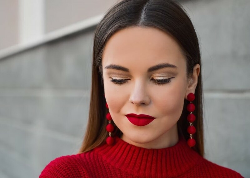 Убрать щеки с помощью макияжа