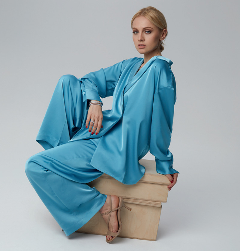 Костюм в пижамном стиле, Vestiaire; босоножки, Sergio Rossi; серьги и кольца из коллекции Classic, все – Mercury; браслет, David Yurman