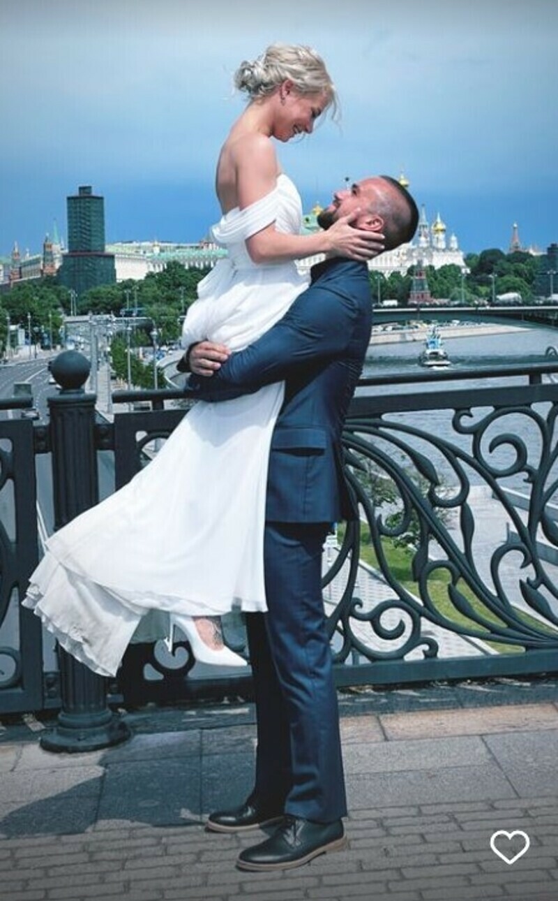 Евгения выбрала платье с опущенными рукавами, а Федор - классический костюм